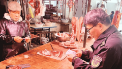 <b>大安区市场监管局凤凰市场监管所织密农贸食物</b>